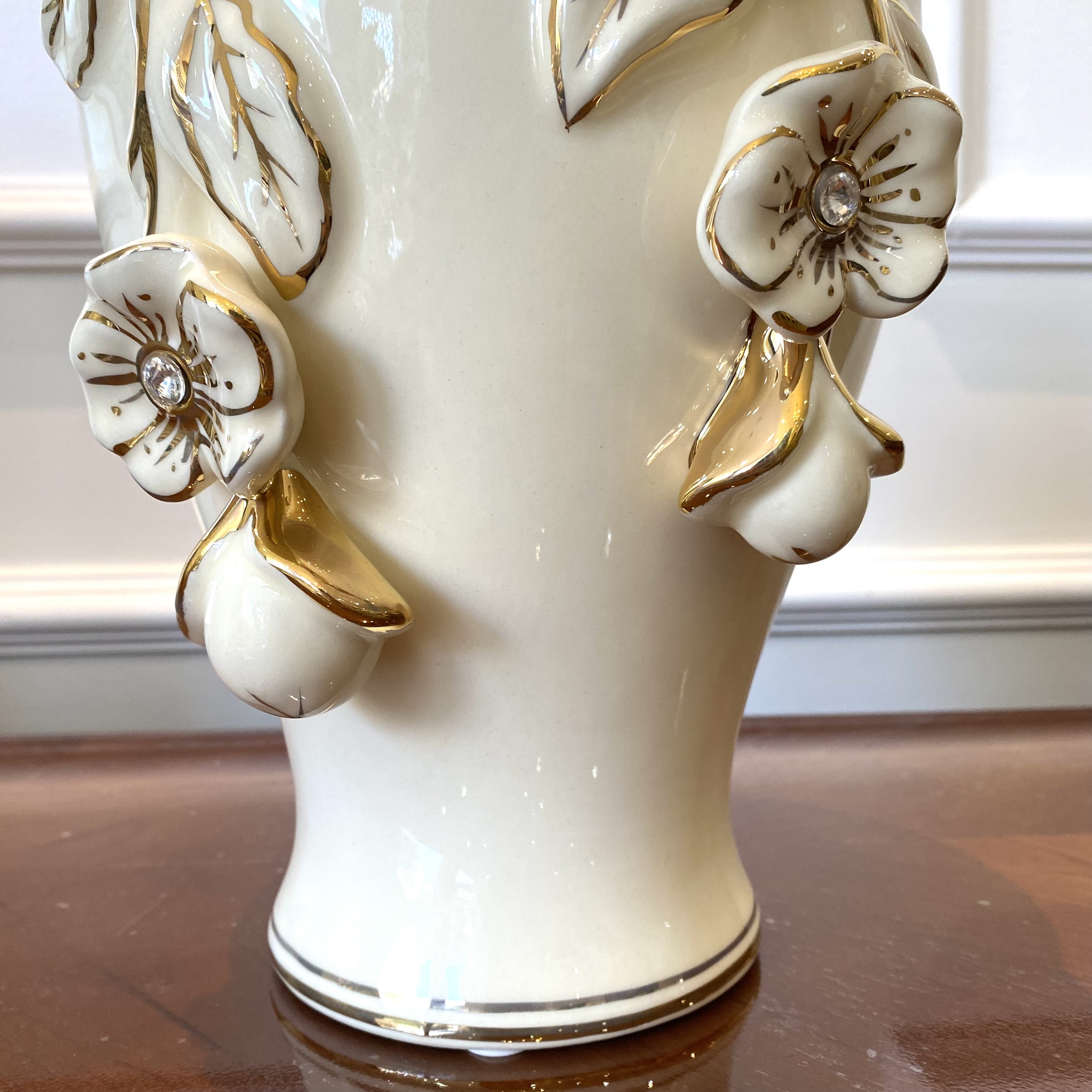 Bình hoa sứ đắp hoa mai nổi phong cách tân cổ điển CB21-BH1