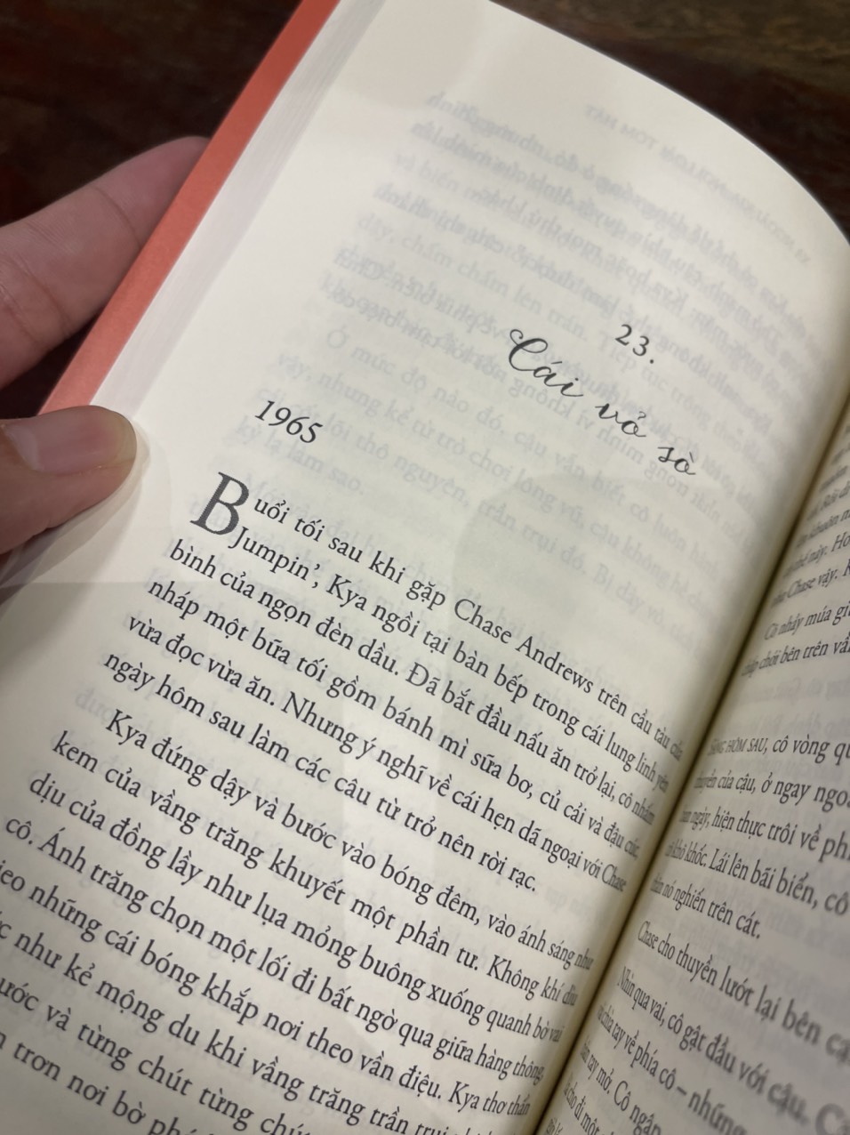 (#1 New Yorrk Time Bestseller) XA NGOÀI KIA NƠI LOÀI TÔM HÁT - Delia Owens - Trương Hoàng Uyên Phương dịch – Nxb Trẻ - bìa mềm