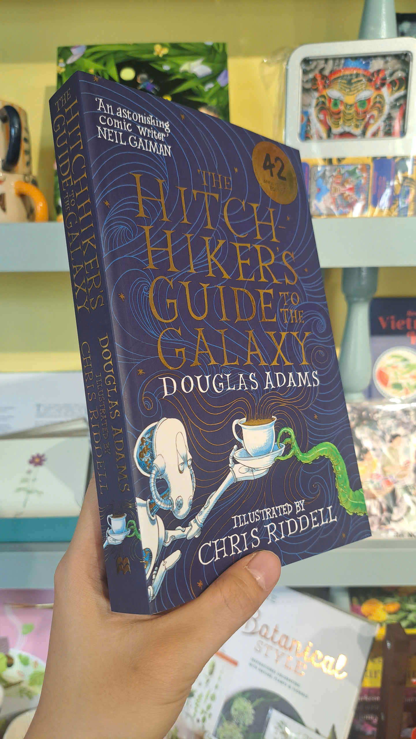 Sách - The Hitchhiker's Guide to the Galaxy by Douglas Adams | Science Fiction / Ngoại văn Nhập khẩu