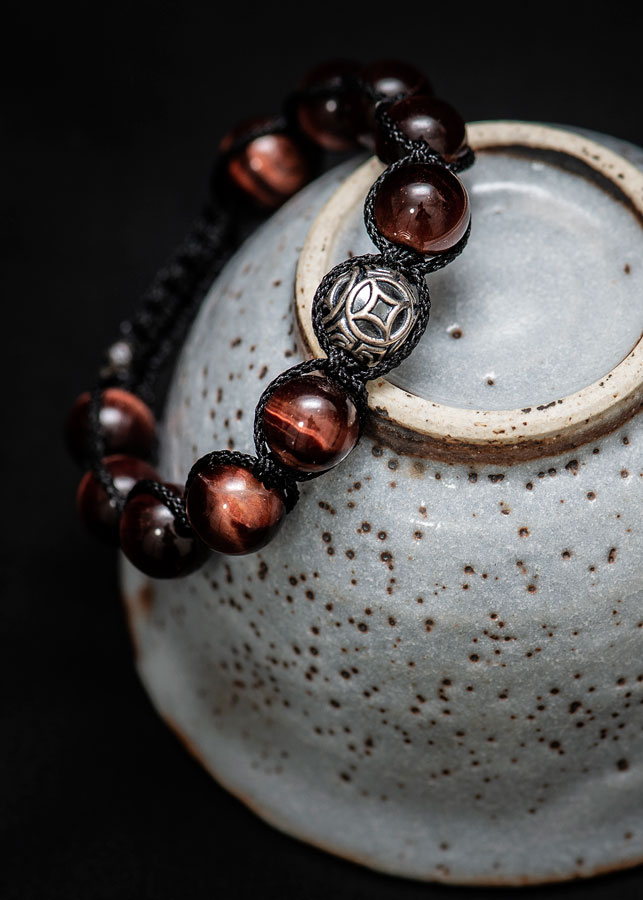 Vòng tay phong thủy đá mắt hổ đỏ kim ngân thần tài shambala