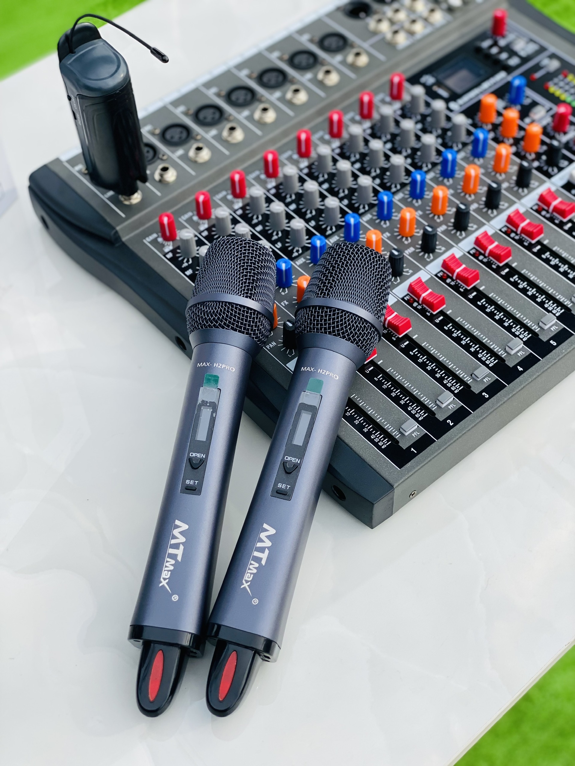 Combo Karaoke Cao Cấp Mixer MTMAX KT8 + Micro H2 Pro Không Dây Chống Hú Hiệu Quả, Bắt Sóng Xa Đến 100M, Thích Hợp Giải Trí Đa Năng, Karaoke Gia Đình, Sự Kiện Chuyên Nghiệp, Hàng Chính Hãng, Bảo Hành 12 Tháng, Hàng Chính Hãng