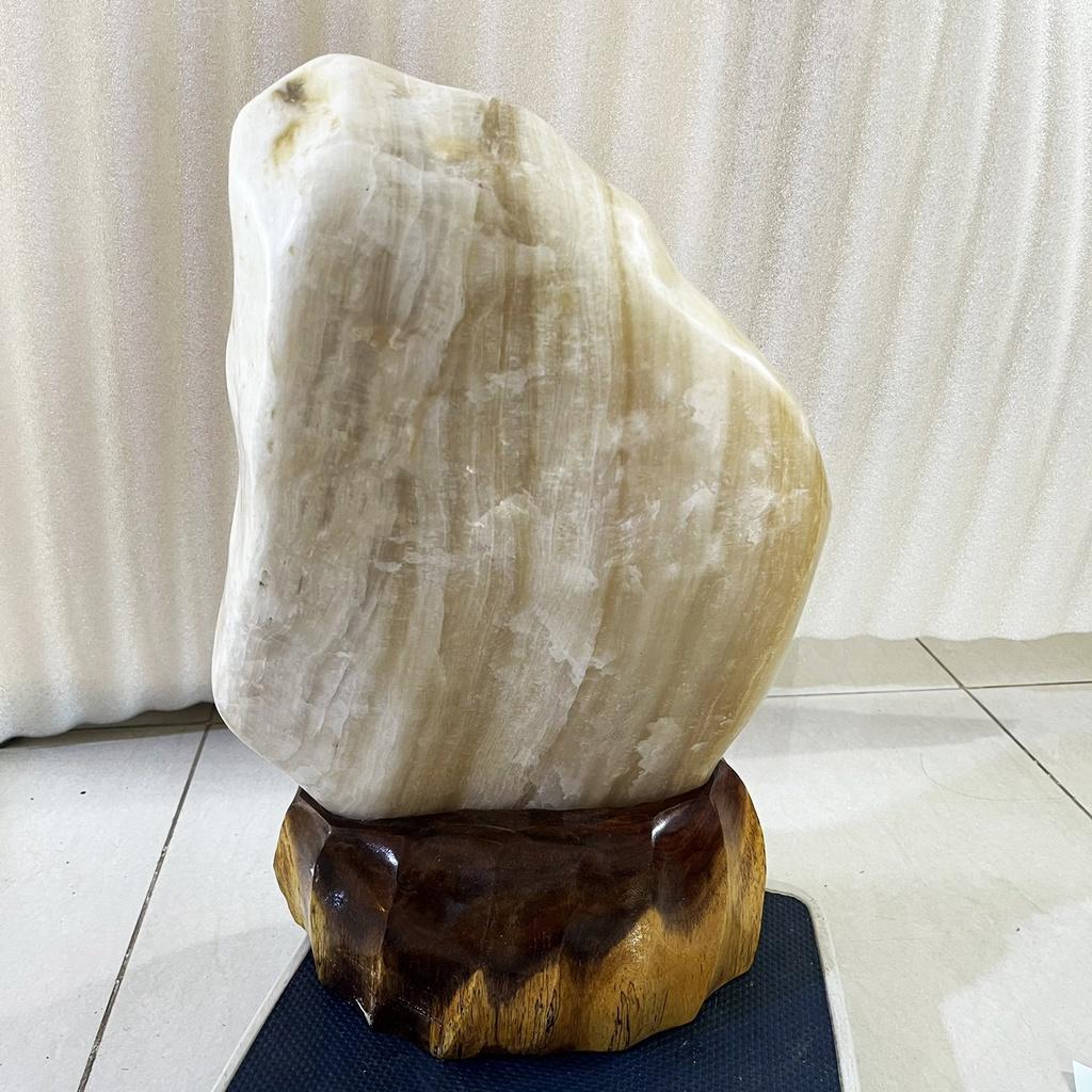 Cây đá phong thủy vân trắng cao 44 cm nặng 15 kg cho mệnh THỦY VÀ KIM