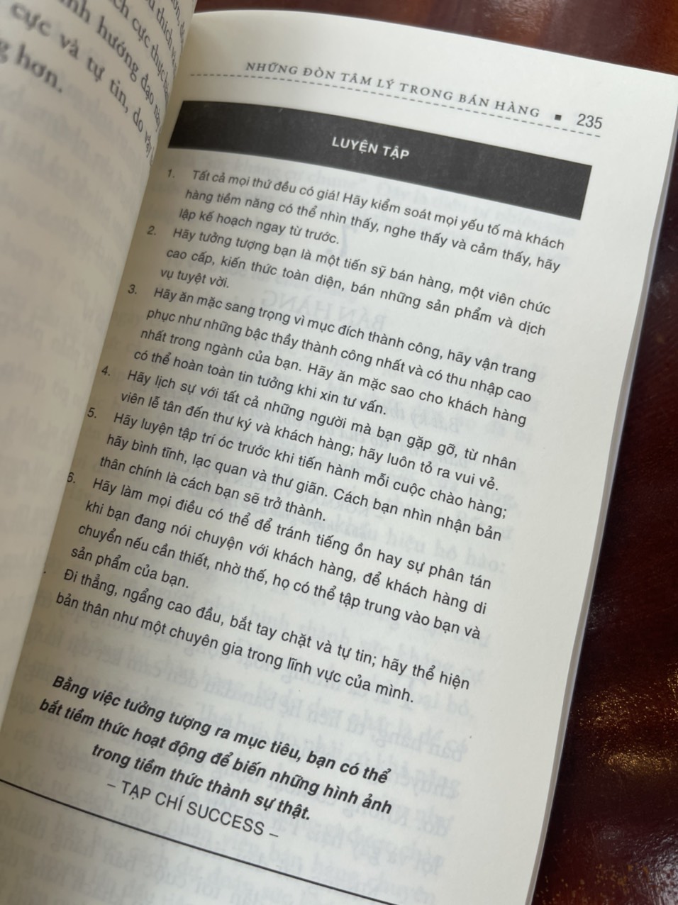 NHỮNG ĐÒN TÂM LÝ TRONG BÁN HÀNG – Brian Tracy – Huyền Trang dịch – Alphabooks – NXB Lao Động (bìa mềm)