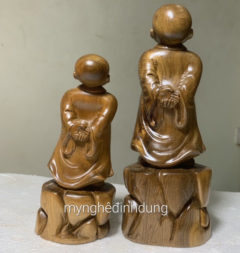 TƯỢNG TÙY DUYÊN BẰNG GỖ BÁCH XANH KT 15X6X5CM