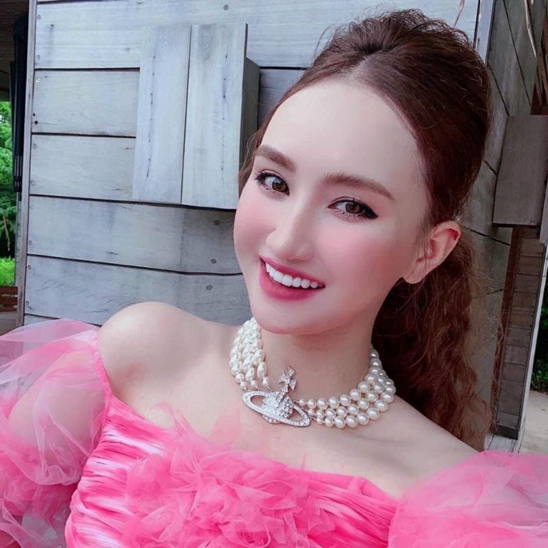 Dây chuyền ngọc 3 tầng đeo sang chảnh dành cho nữ.