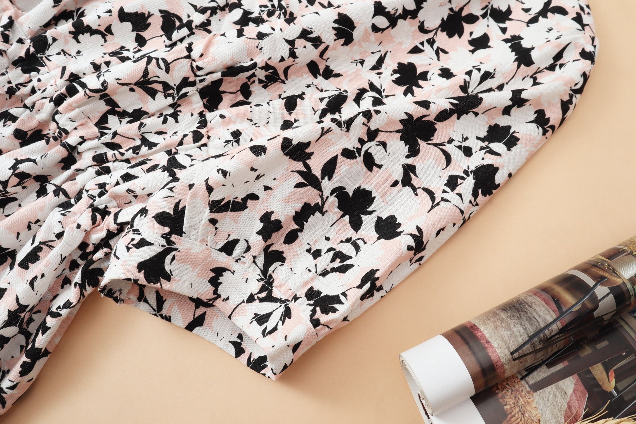 Áo Linen KACHISA cổ tim rút eo in hoạ tiết lá