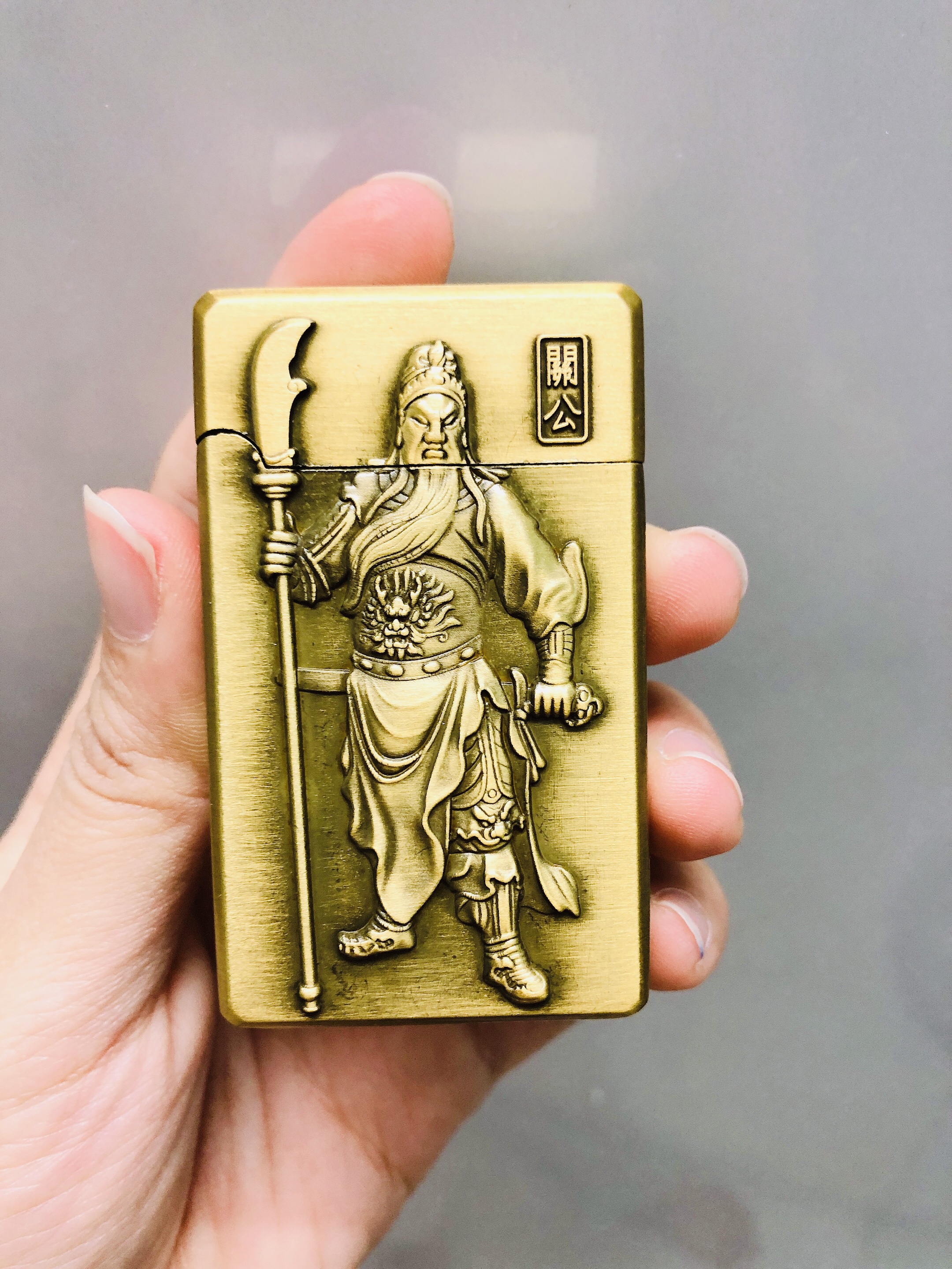Bật lửa hột quẹt khè 2 tia hình quan công uy nghiêm - xài gas