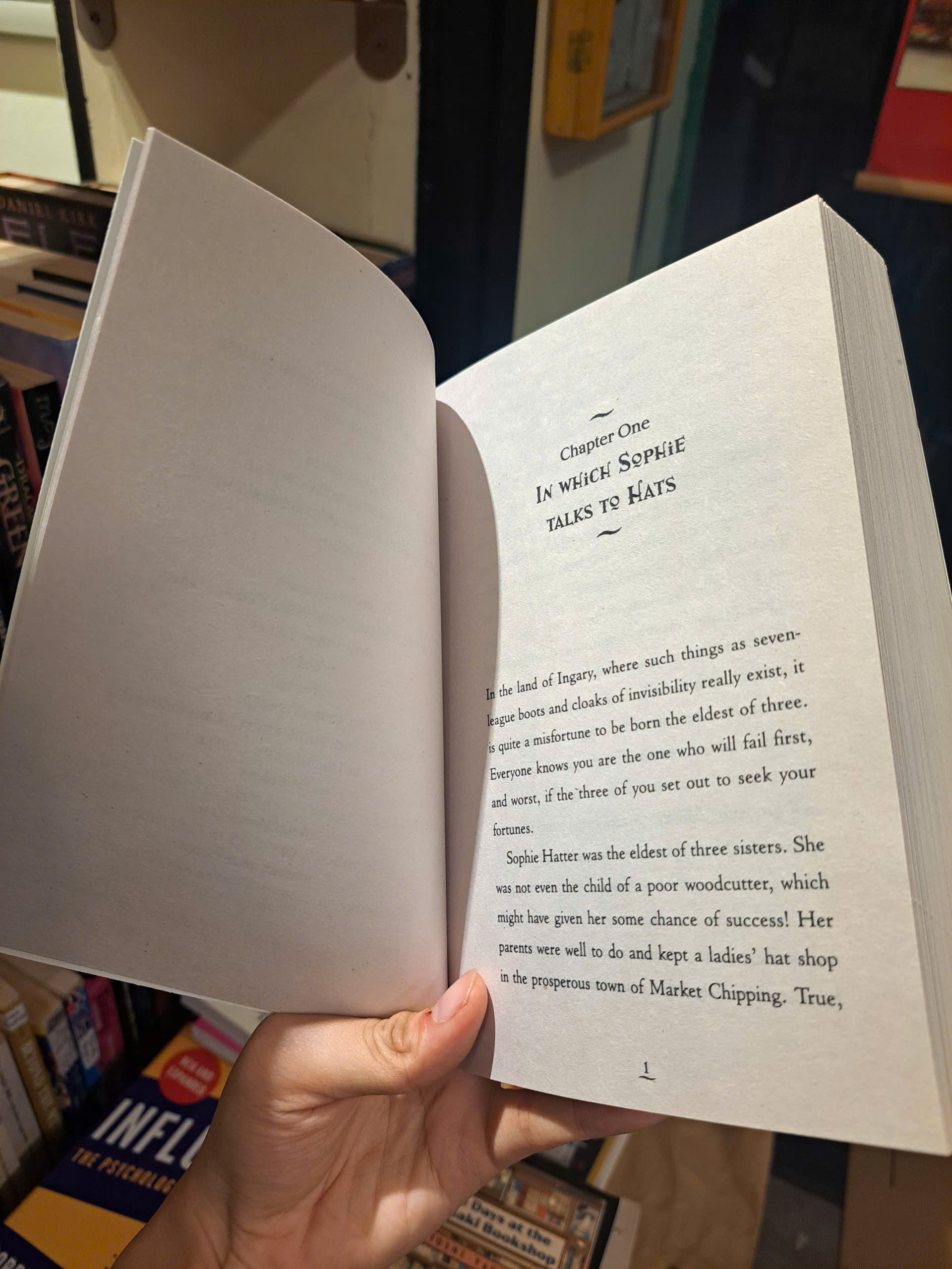 Sách - Howl’s Moving Castle by Diana Wynne Joness | Romance / Fantasy / Ngoại văn nhập khẩu US