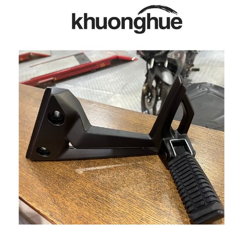 Pas nhôm gác chân sau bên trái màu đen nhám xe Exciter 135,5 số