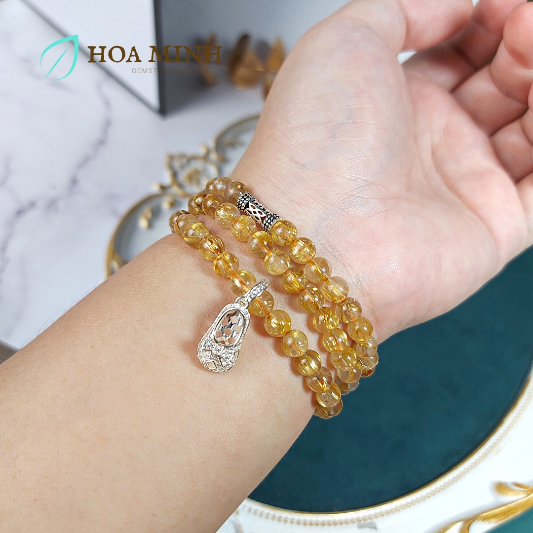 Vòng tay Thạch Anh Tóc Vàng thiên nhiên 6 li VIP quấn 3 vòng phối charm chiếc giày búp bê bạc ta chuẩn, hợp mệnh Kim Thổ