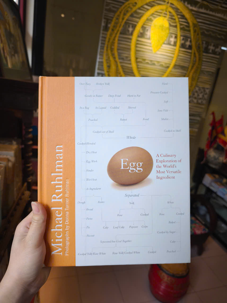 Sách - Egg: A Culinary Exploration of the World's Most Versatile Ingredient by Michael Ruhlman