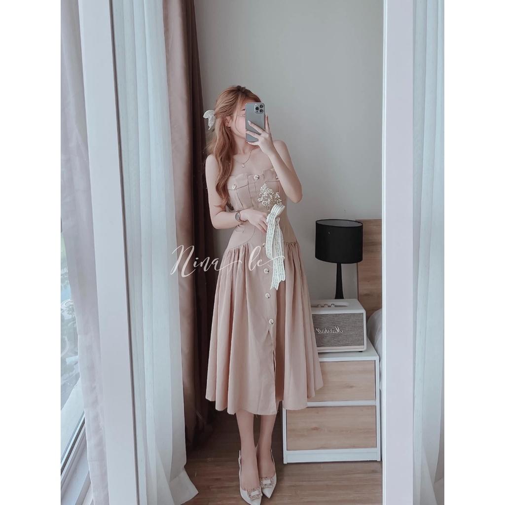Đầm váy hai dây dáng xòe xếp ly sang chảnh, màu sắc giúp nàng nổi bật dạ tiệc, dạo phố.