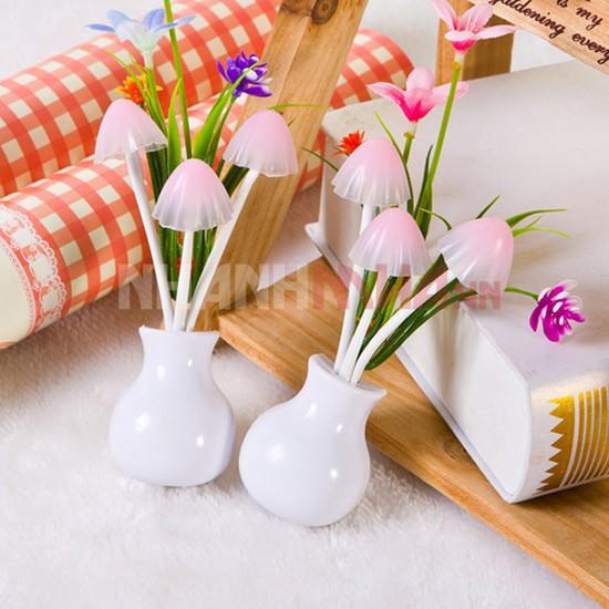 Đèn ngủ cảm ứng ánh sáng hình bình hoa.