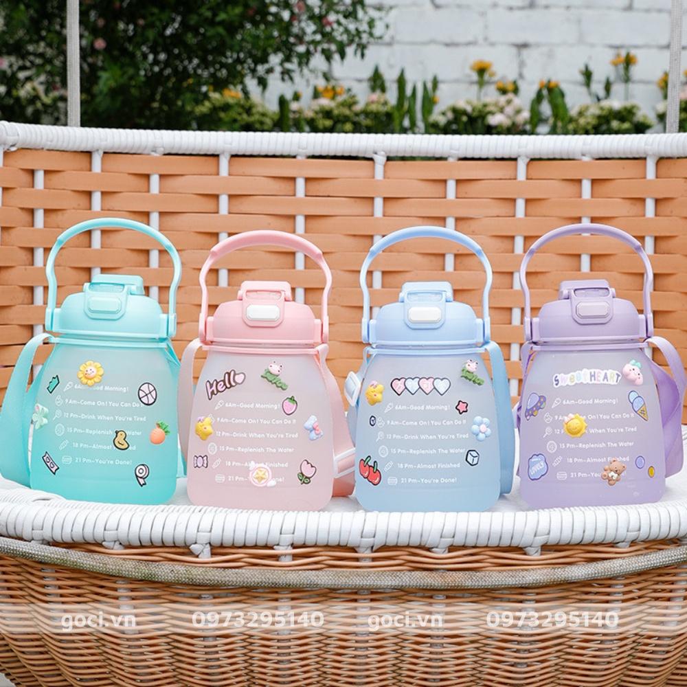 Bình đựng nước có ống hút bật tự động khi mở nắp bình nước chia vạch báo giờ uống nước loại lớn 2 lít và 1,4 lít