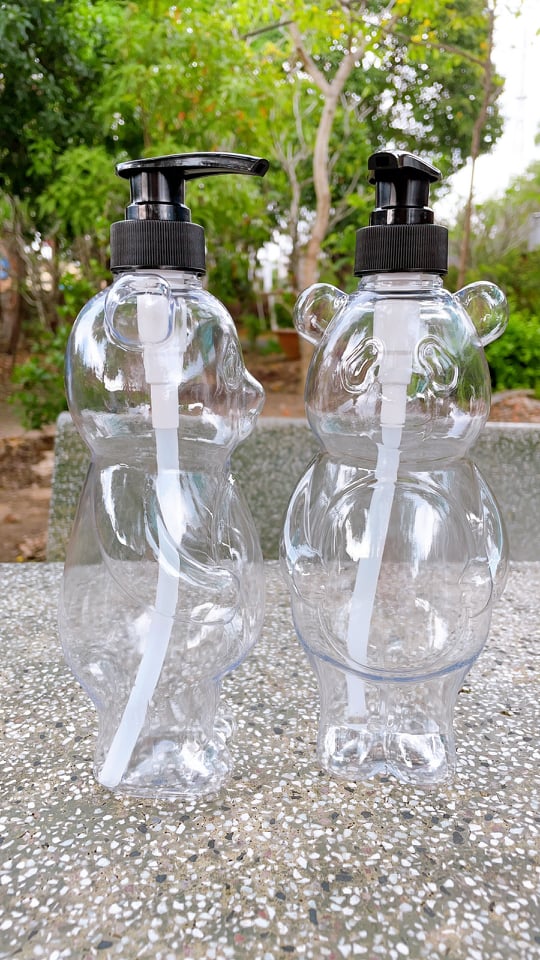 Chai Nhựa 700mL Vòi Van Đen Thân Trong Hình Gấu Dễ Thương