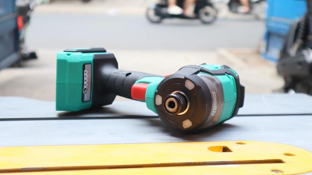 MÁY SIẾT VÍT KHÔNG CHỔI THAN DÙNG PIN 20VMAX/4AH*2 SẠC 2A DCA  ADPL208EM - HÀNG CHÍNH HÃNG