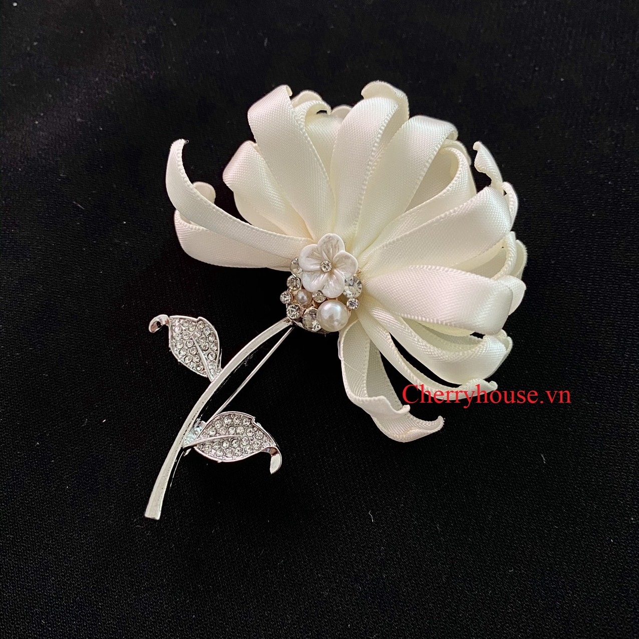 Hoa cài áo vải lụa satin Cúc lật cánh trắng cao cấp
