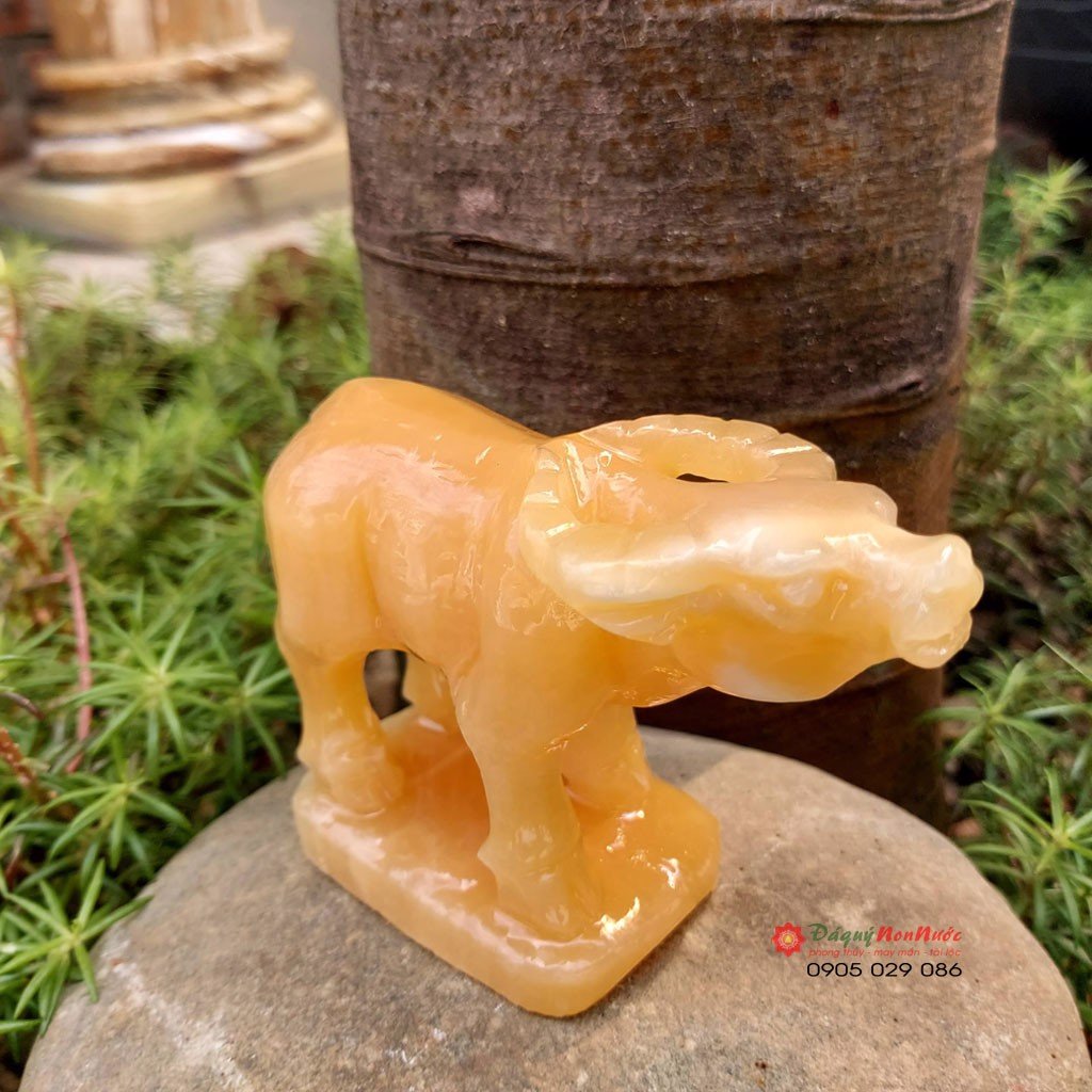 Tượng trâu đá tuổi tuất 12 con giáp phong thủy đá ngọc hoàng long 10cm đá Non Nước