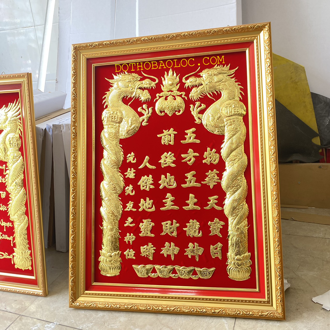 Bài vị Thần Tài Thổ Địa dát vàng 24 K 42cm x 60cm – Nền đỏ – Khung nhựa nhập khẩu