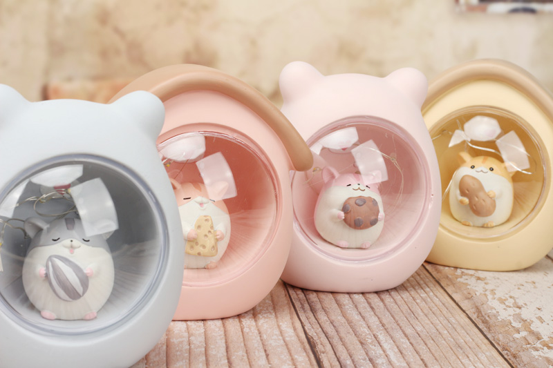 Đèn ngủ Chuột Hamster yêu đồ ăn ngồi trong buồng kính (Giao Mẫu Ngẫu Nhiên)