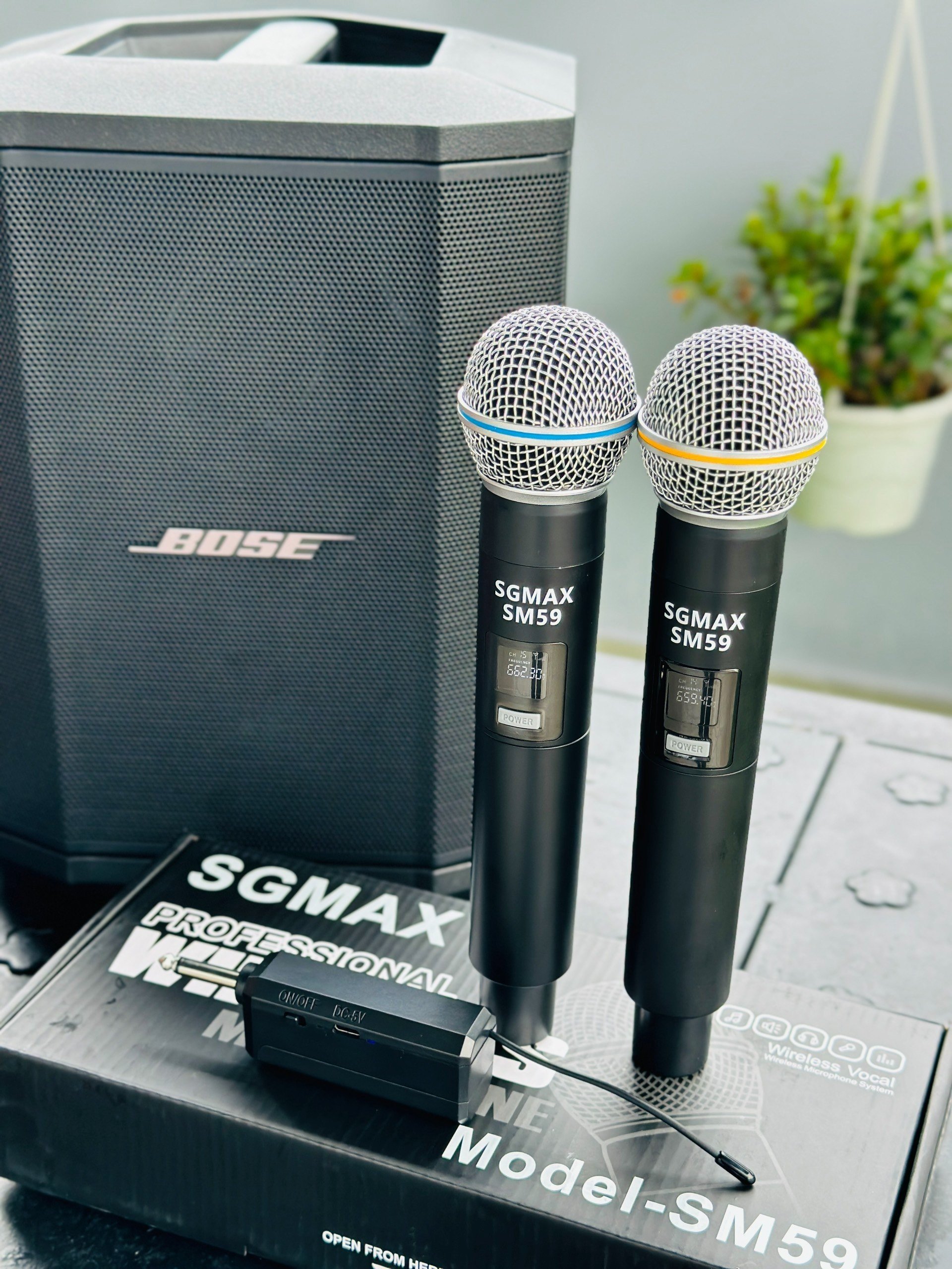 SGMax SM59- Micro Karaoke Không Dây Chính Hãng Chống Hù Rè Tốt Hỗ Trợ Nâng Giọng Hát Khi Hát Sạc Pin Trực Tiếp Trên Micro Bắt Sóng Xa Đến 15m hàng chính hãng