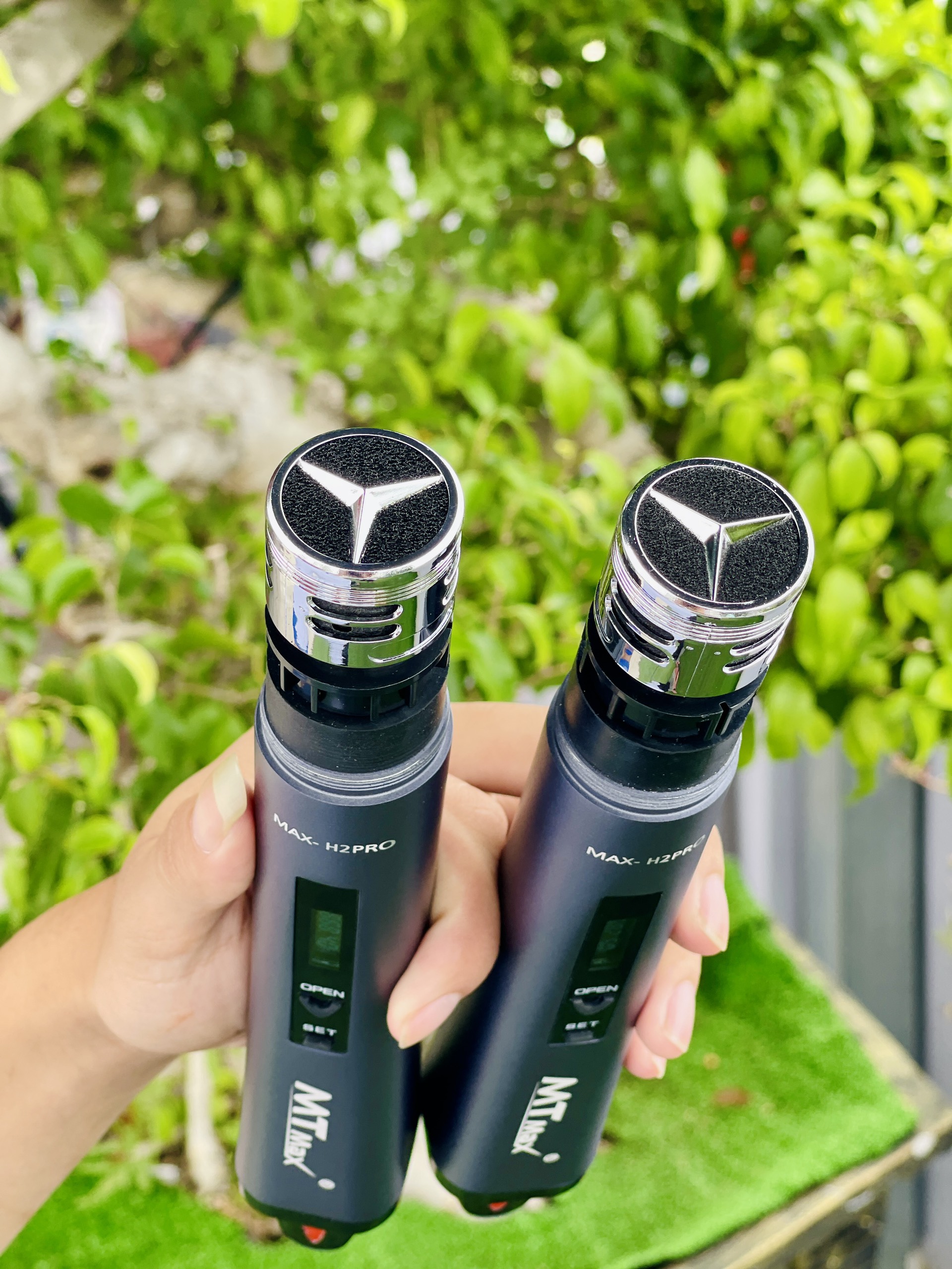 Micro Không Dây Cao Cấp MTMAX H2PRO - Cao Cấp Với Khả Năng Pin Nam Châm Hút Tự Động Sạc. Khả Năng Bắt Sóng Cao 50 - 100M, Chuyên Dùng Cho Karaoke Gia Đình, Phòng Trà, Quán Bar, Bảo Hành 12 Tháng. hàng chính hãng
