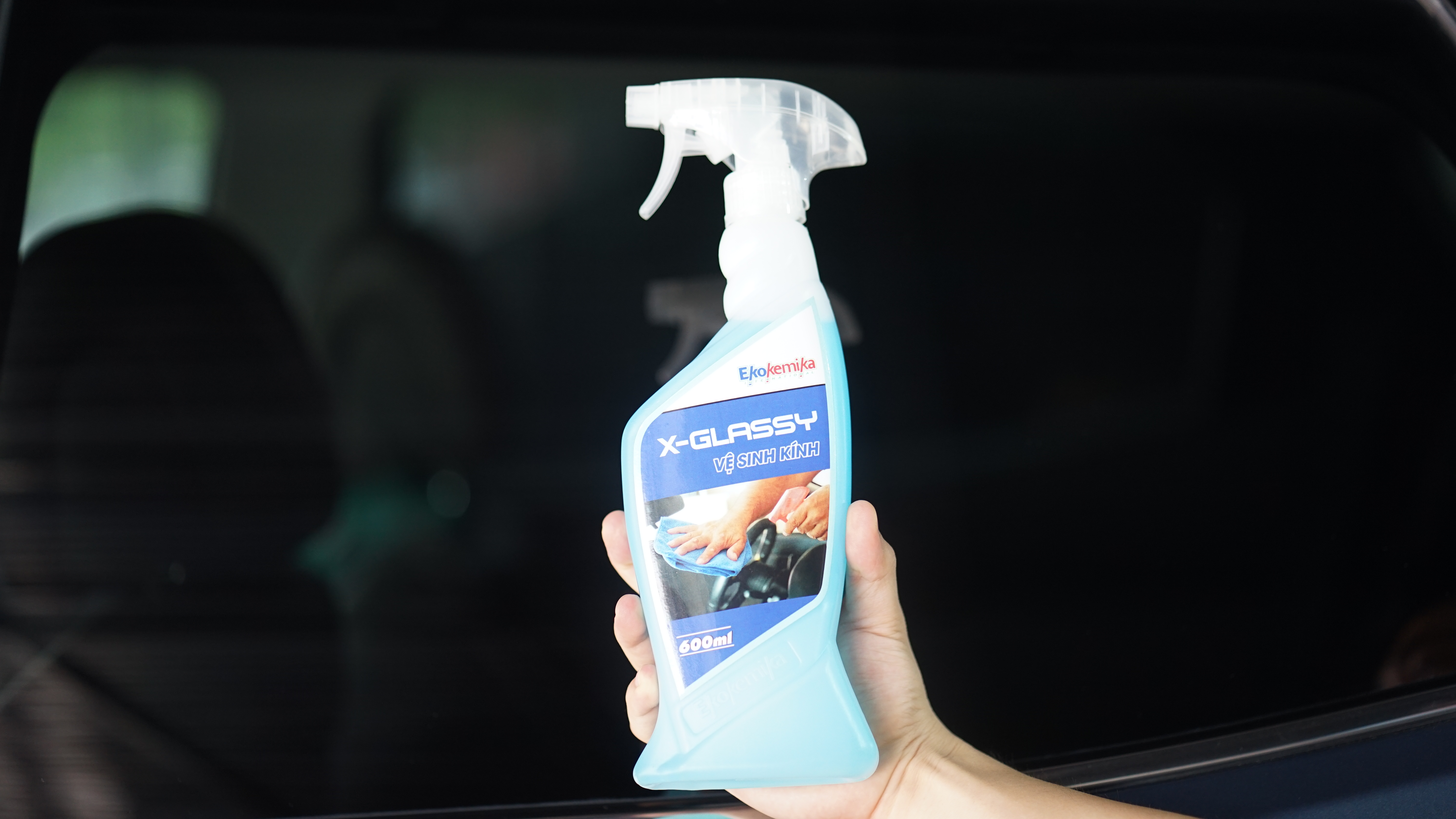 NƯỚC LAU KÍNH VÀ LÀM SẠCH NỘI THẤT XE HƠI X-GLASSY 600ML THƯƠNG HIỆU EKOKEMIKA