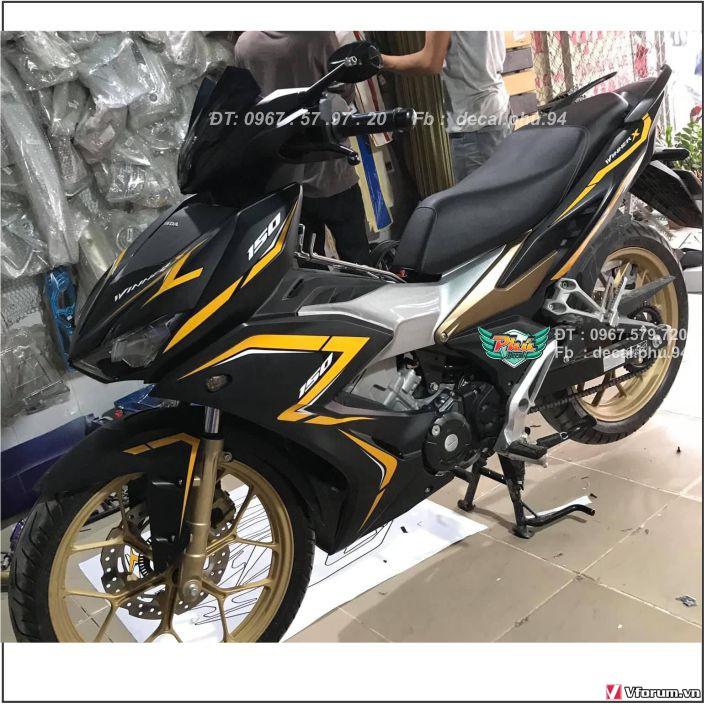 Tem Winner X đen nhám chỉ vàng