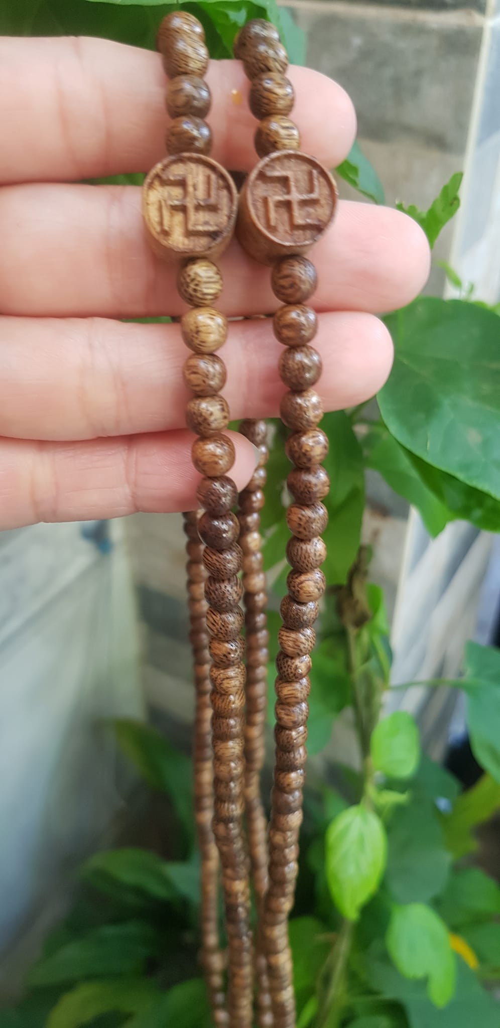 Vòng tay nữ gỗ trầm charm phối chữ Vạn kiểu đeo quấn tay 4 vòng Size hạt 6mm thơm nhẹ đeo tay Ý nghĩa Vạn sự như ý may mắn rất đẹp ạ