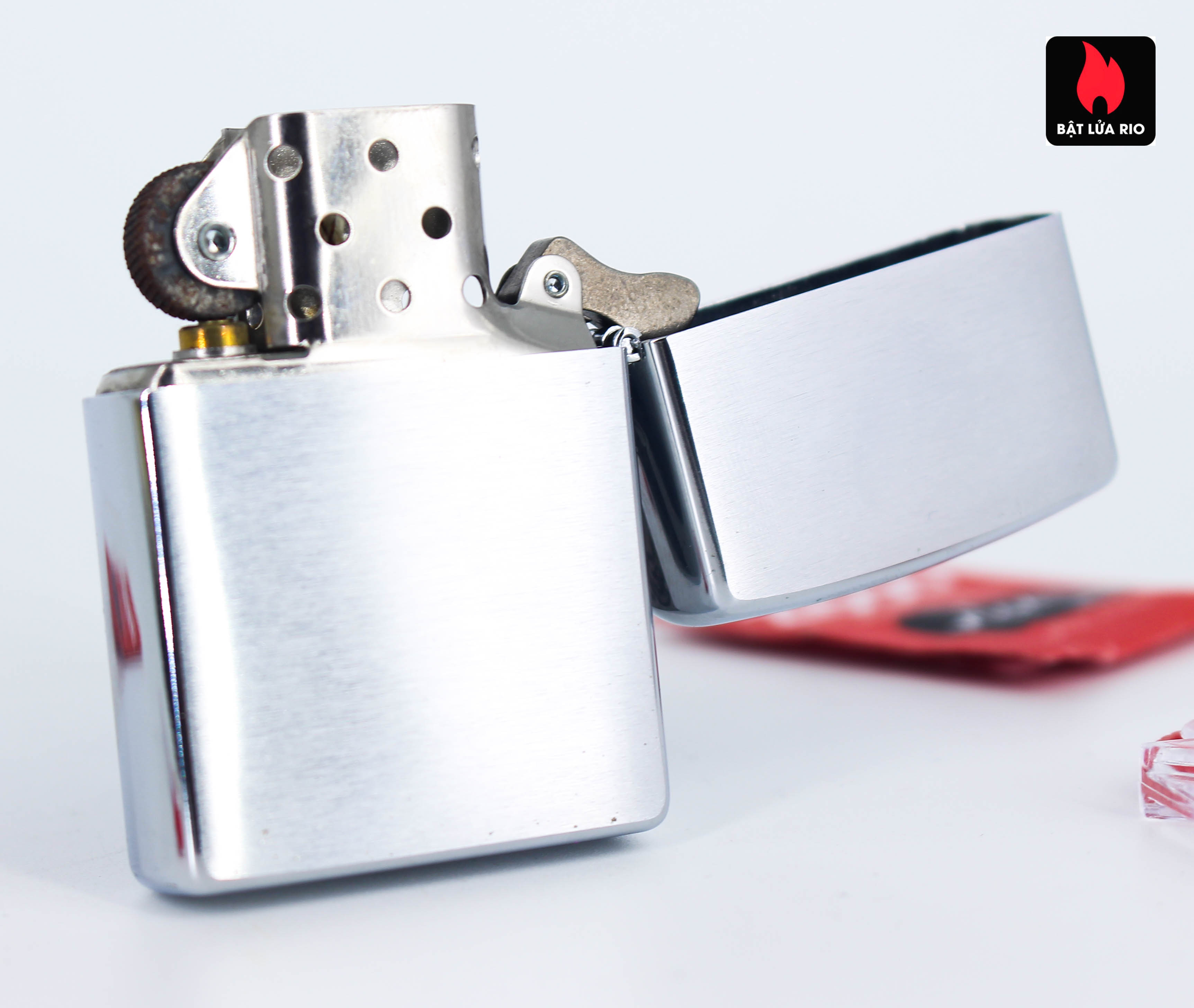 Bật Lửa Zippo 2005 – Zippo Emblem Silver Lizard Brushed Chrome