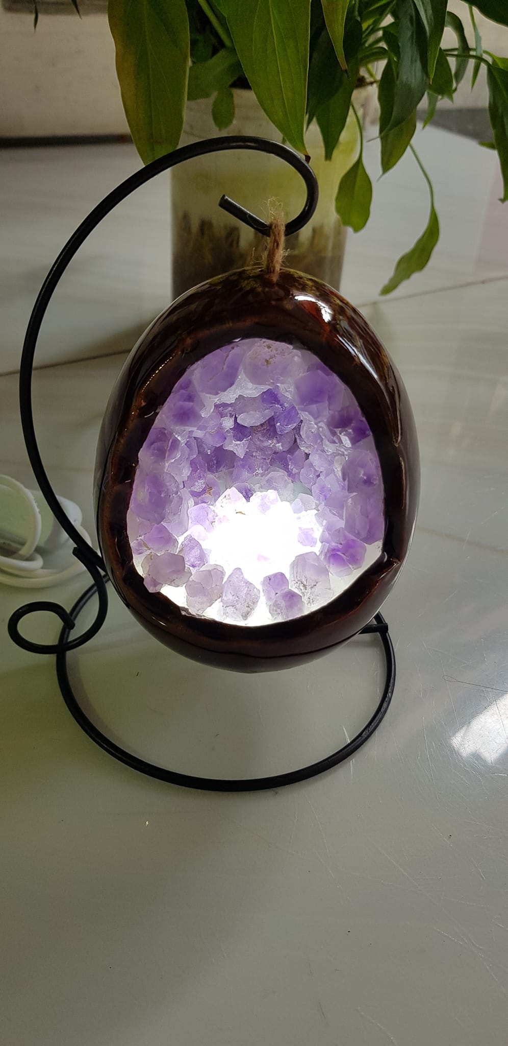 Miếng thạch anh tím tự nhiên hốc sâu có đế kiểu có đèn điện công dụng hút tài lộc Size cả chân Cao 16cm đk 12cm miếng tím cao 10cm x đk 8cm Anh Chị để bàn trang trí nhà bàn thờ Thần Tài và treo trong phòng làm đèn ngủ may mắn màu tím thật sự rất tốt đẹp ạ