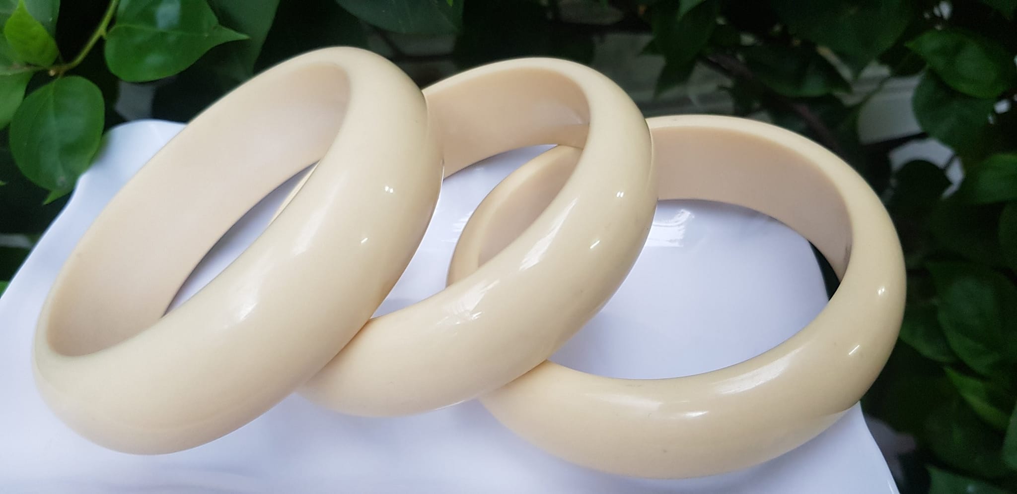 Vòng Tay Nam Giả Ngà hay gọi Xương Mỹ Nghệ Ni to 72mm x cao 22mm x dầy 10mm Nam tay tròn đeo tầm 80kg - 90kg hơn đeo ạ