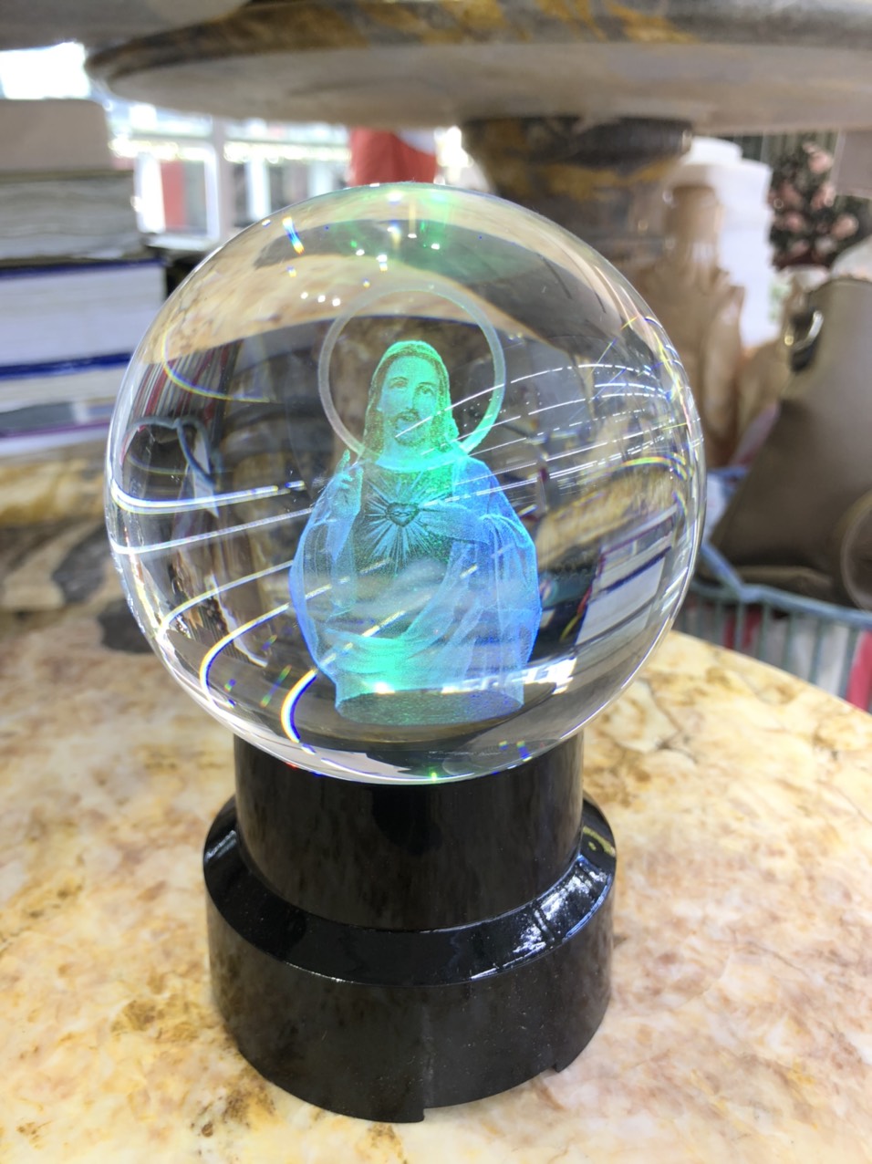Hình ảnh Quả cầu Pha Lê chạm âm 3D khắc hình chúa giêsu và đức mẹ maria - Đường kính 10 cm