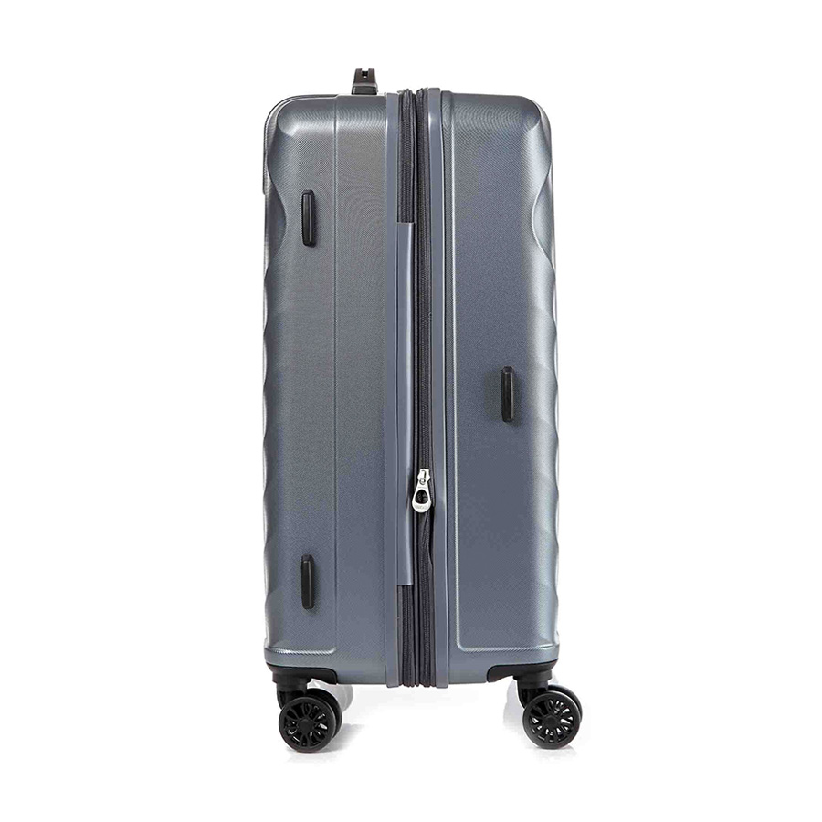 Vali kéo Senna AMERICAN TOURISTER - MỸ: Cần đẩy ống đôi chắc chắn và hệ thống bánh xe đôi xoay 360° vận hành êm ái, ổn định. Lớp lót nội thất được làm từ chất liệu tái chế rPET và được xử lý kháng khuẩn bởi công nghệ từ Microban