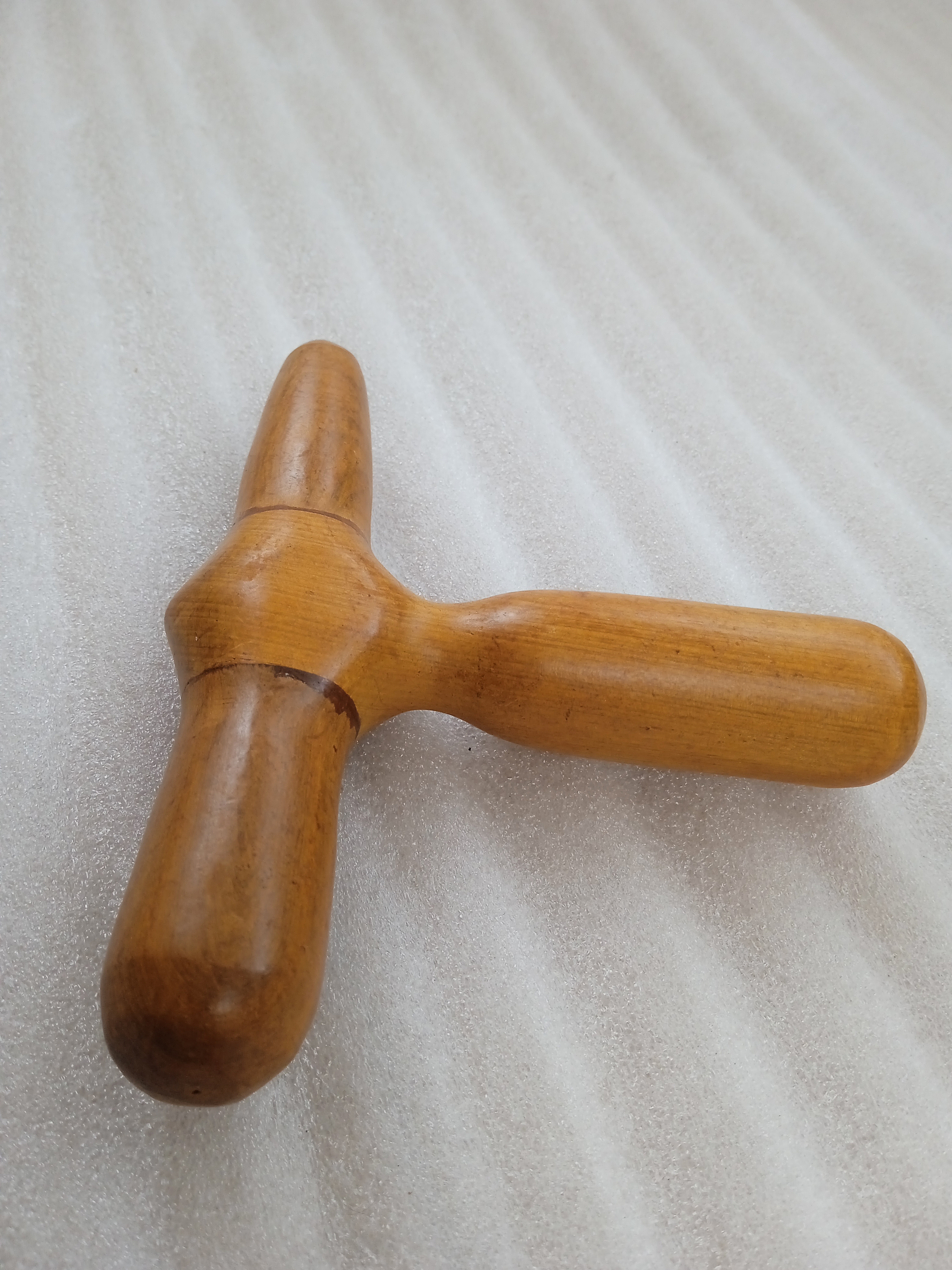 Dụng cụ massage N H home bằng gỗ thơm hình cái búa.