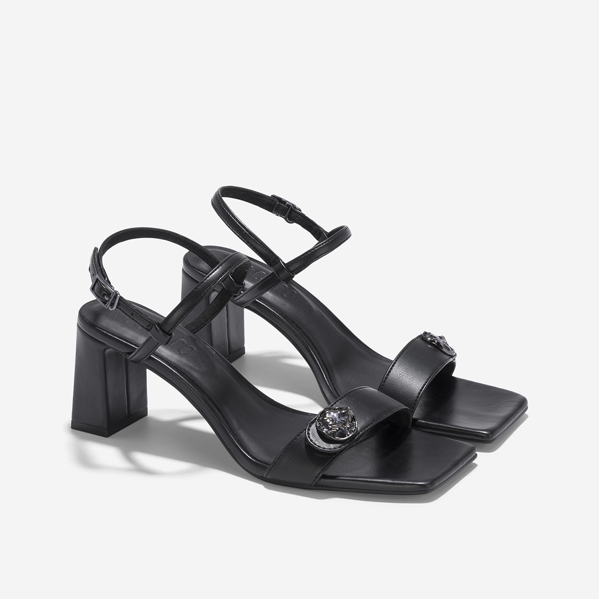 Vascara Giày Sandals Nhấn Khóa Trang Trí - SDN 0791