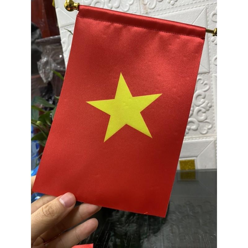 Lá cờ việt để bàn làm việc