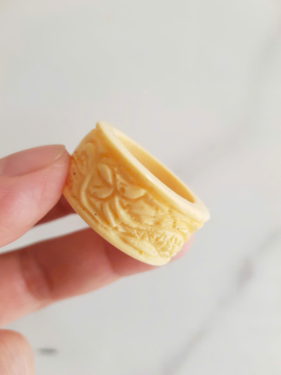 Nhẫn Càn Long Chạm Rồng Nam Giả Ngà hay Xương Mỹ Nghệ màu trắng Ni 22mm Cao 14mm Dầy 4mm Dành Cho Các Anh Nam đeo nhẫn ngón tay cái hay bất kỳ ngón tay nào ni lọt vừa tay là 22mm rẻ vẫn đẹp như thường ạ
