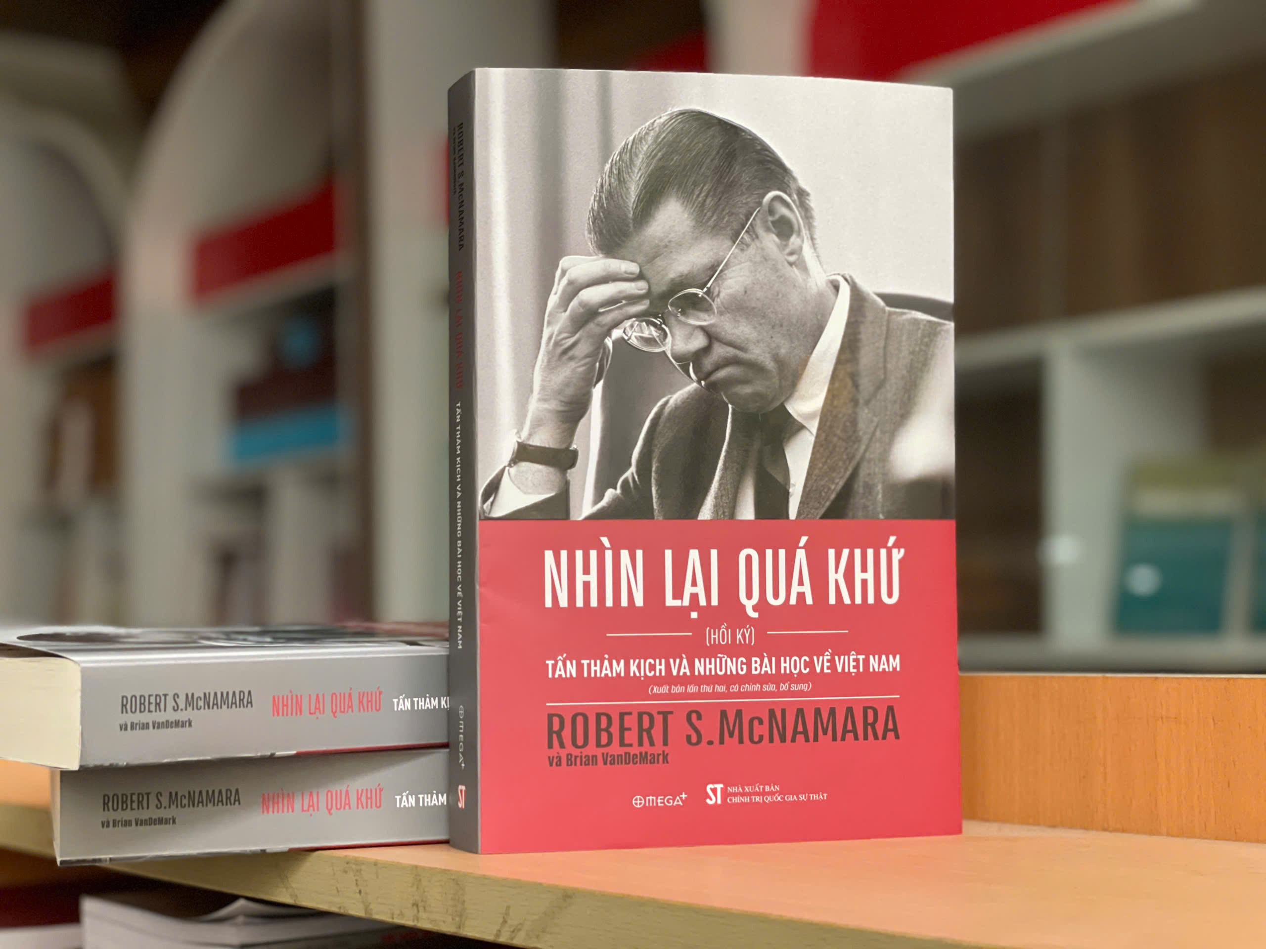 Nhìn lại quá khứ: Tấn thảm kịch và những bài học về Việt Nam (Hồi ký) (Xuất bản lần thứ hai, có chỉnh sửa, bổ sung)