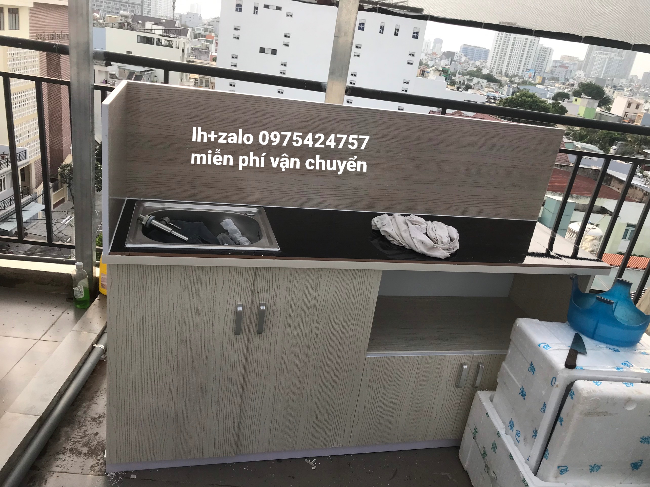 Tủ bếp sẵn bồn mặt gạch có kệ để lò