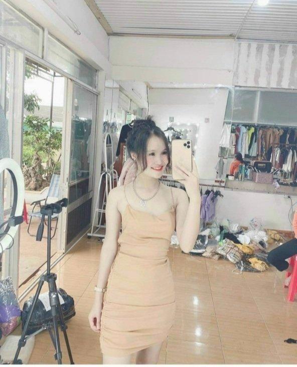 Đầm hai dây hở lưng