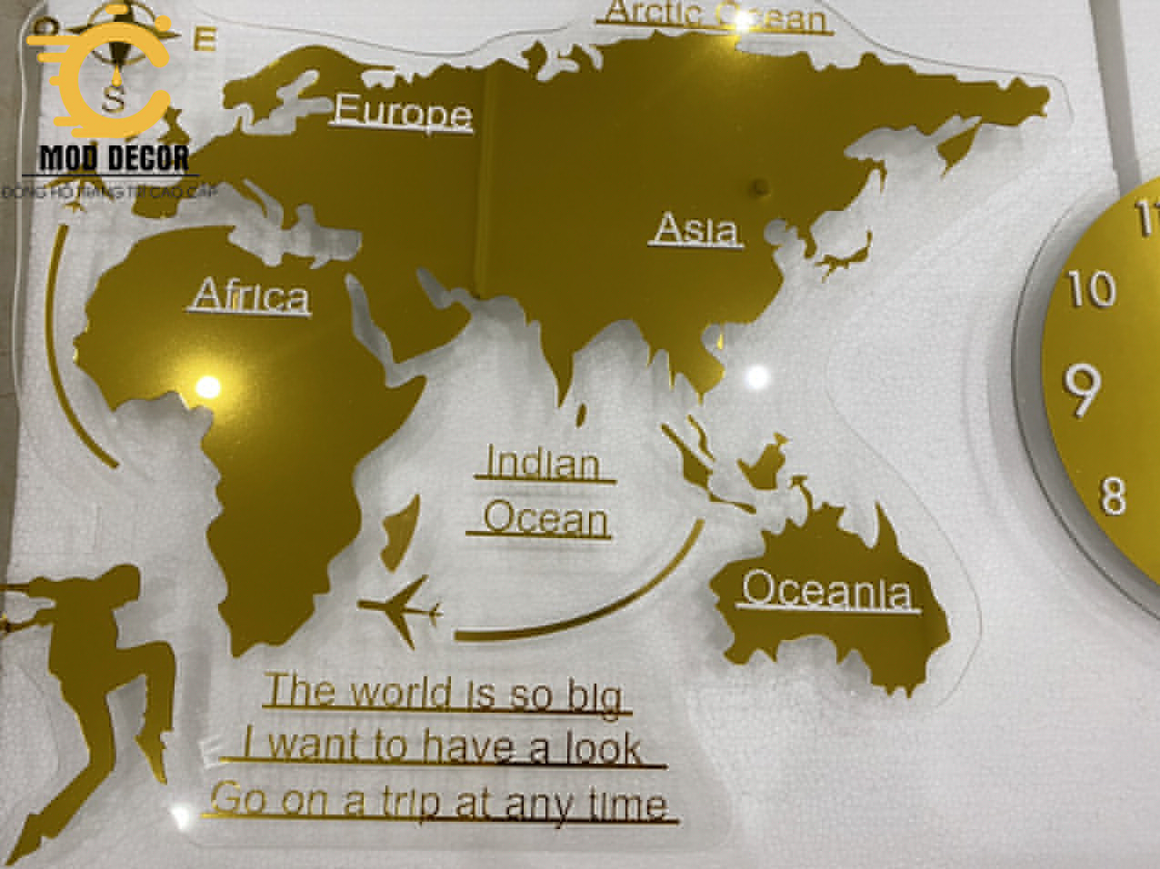 Đồng Hồ Treo Tường Hình Map Màu vàng trang trí phòng khách sang trọng