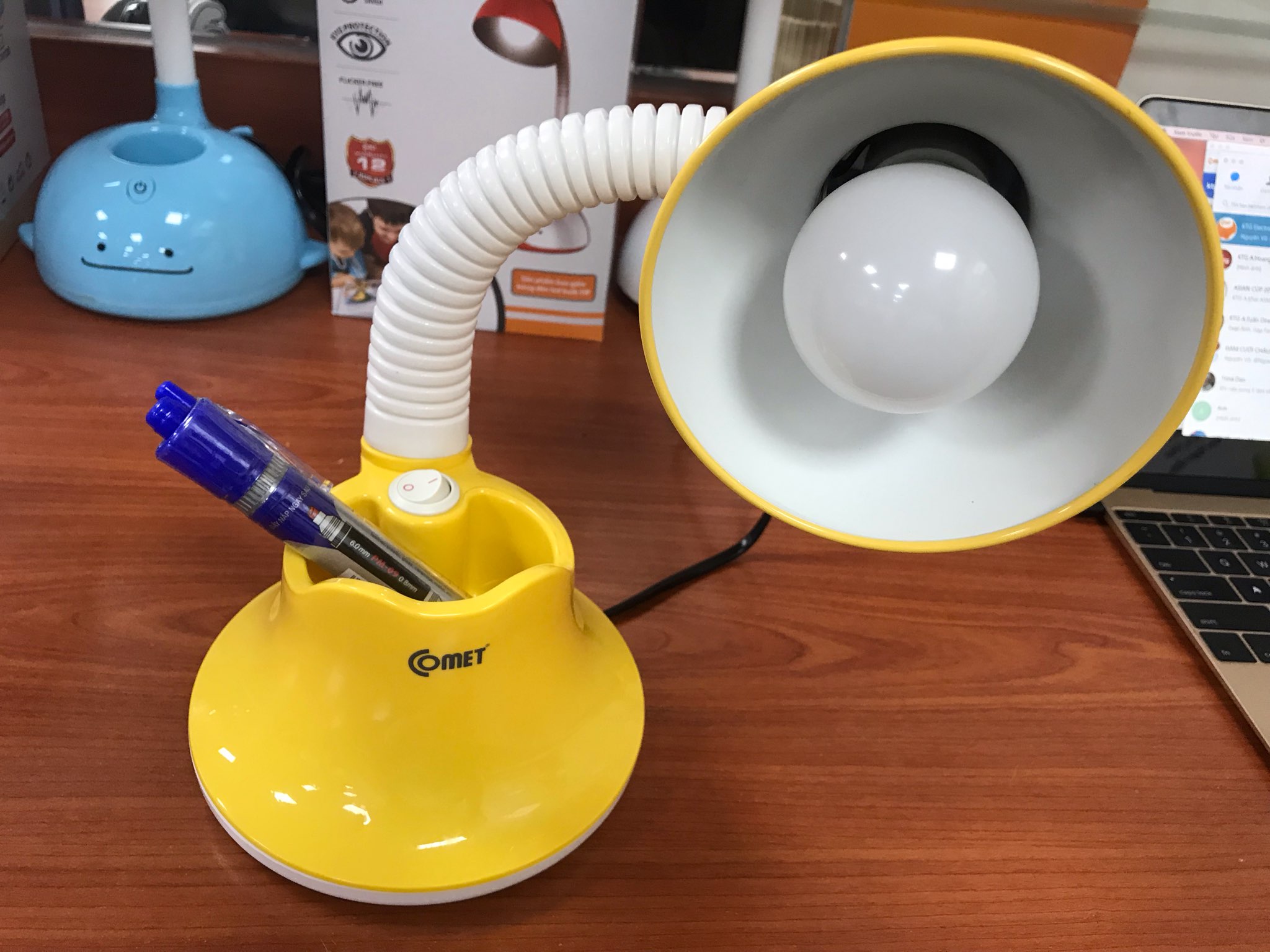 Đèn Bàn Học Sinh Comet CT413