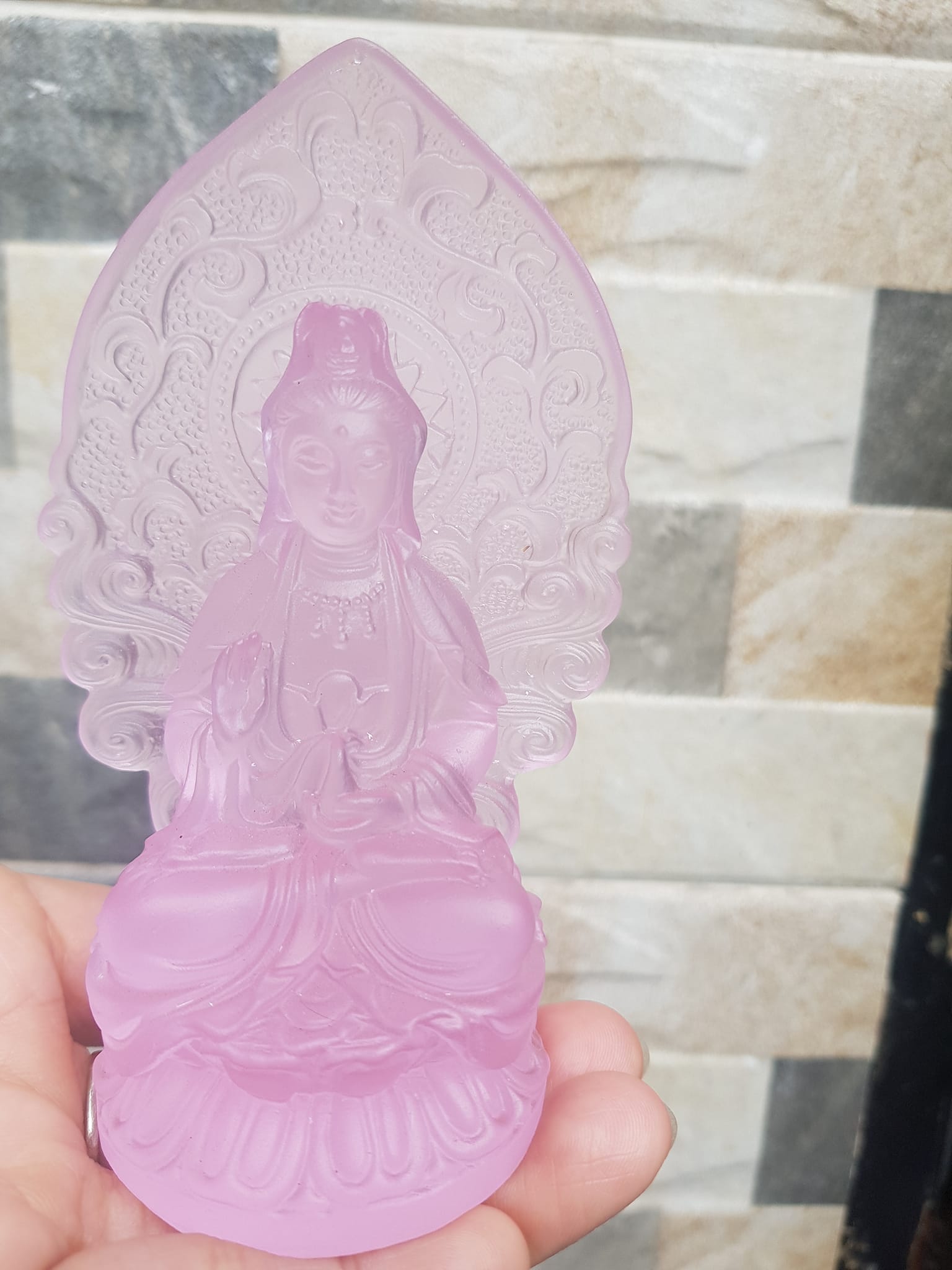 TƯỢNG PHẬT BÀ QUAN ÂM MỚI ĐÁ LƯU LY HỒNG HỒNG ĐỂ TRONG XE HƠI hoặc BÀN cao 12cm x đk 7cm x đế 5cm Hợp Anh Chị Mệnh HỎA mệnh THỔ ạ
