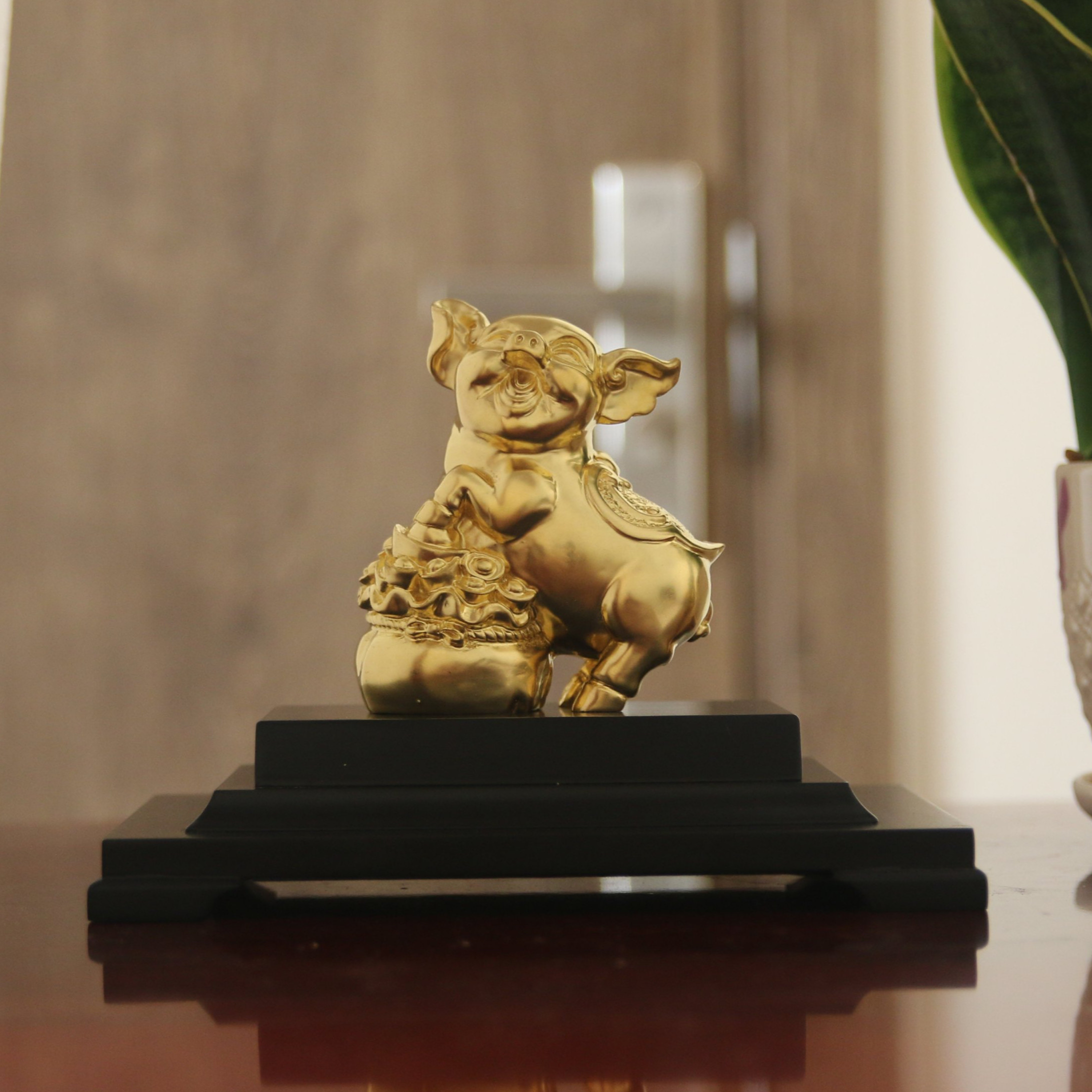 Tượng heo ôm hũ vàng dát vàng 24K