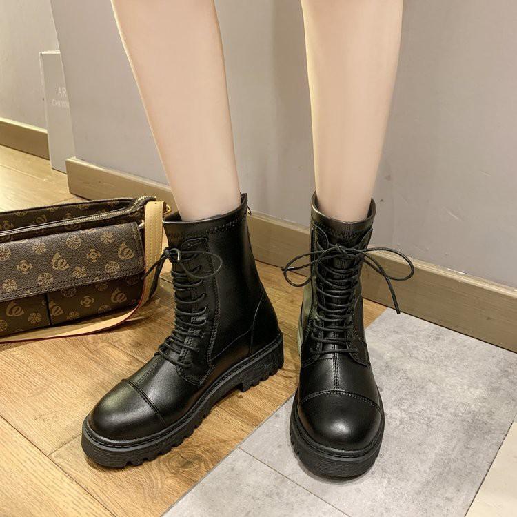 Giày cao gót với đế giày dày