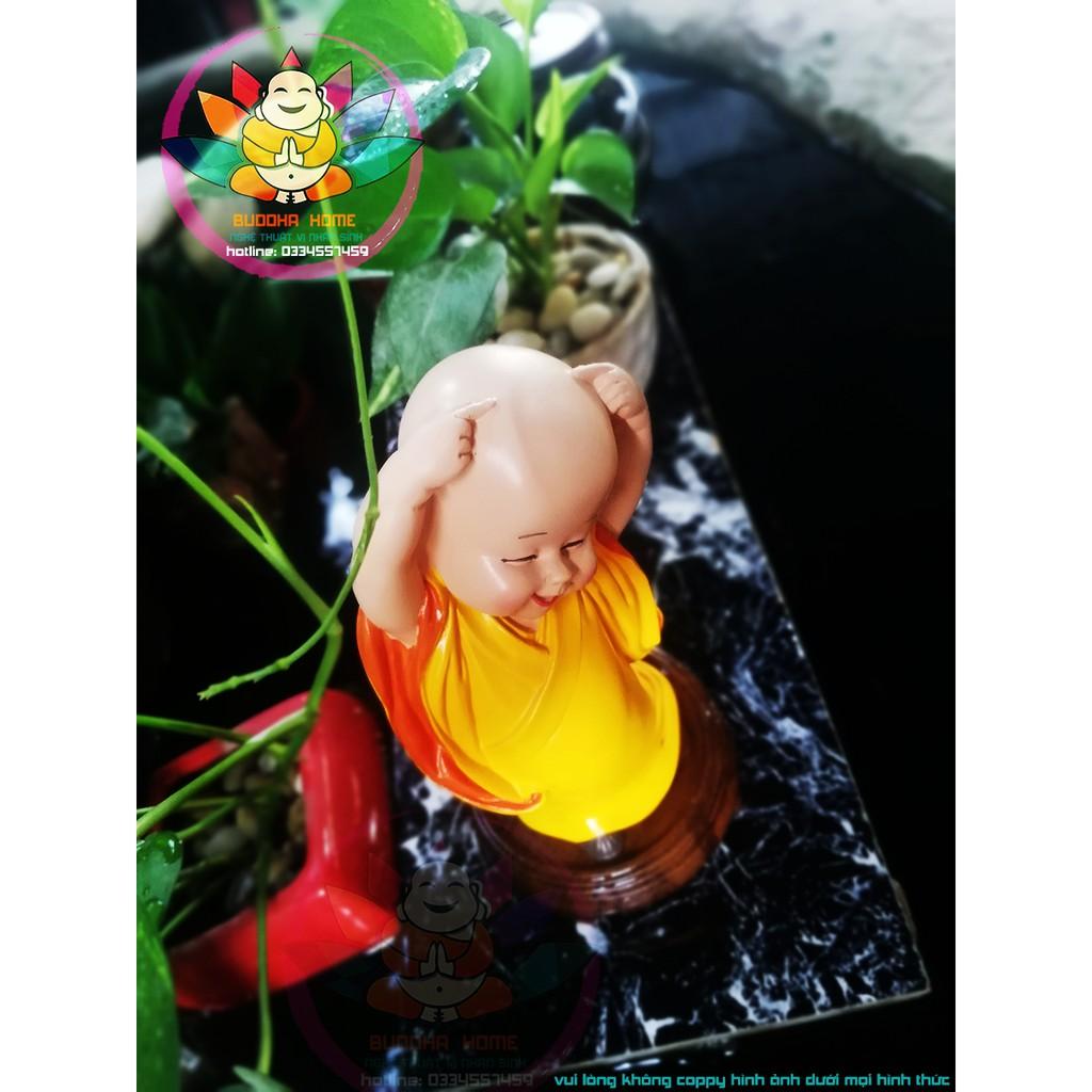 Chú tiểu yêu đời trang trí nhà cửa showroom bàn làm việc