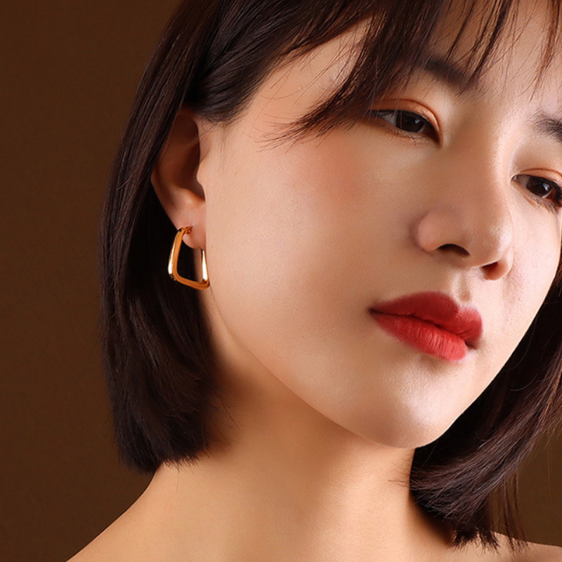 Bông Tai Hình Chữ U Cá Tính Titan Ko Han Rỉ TT 3951