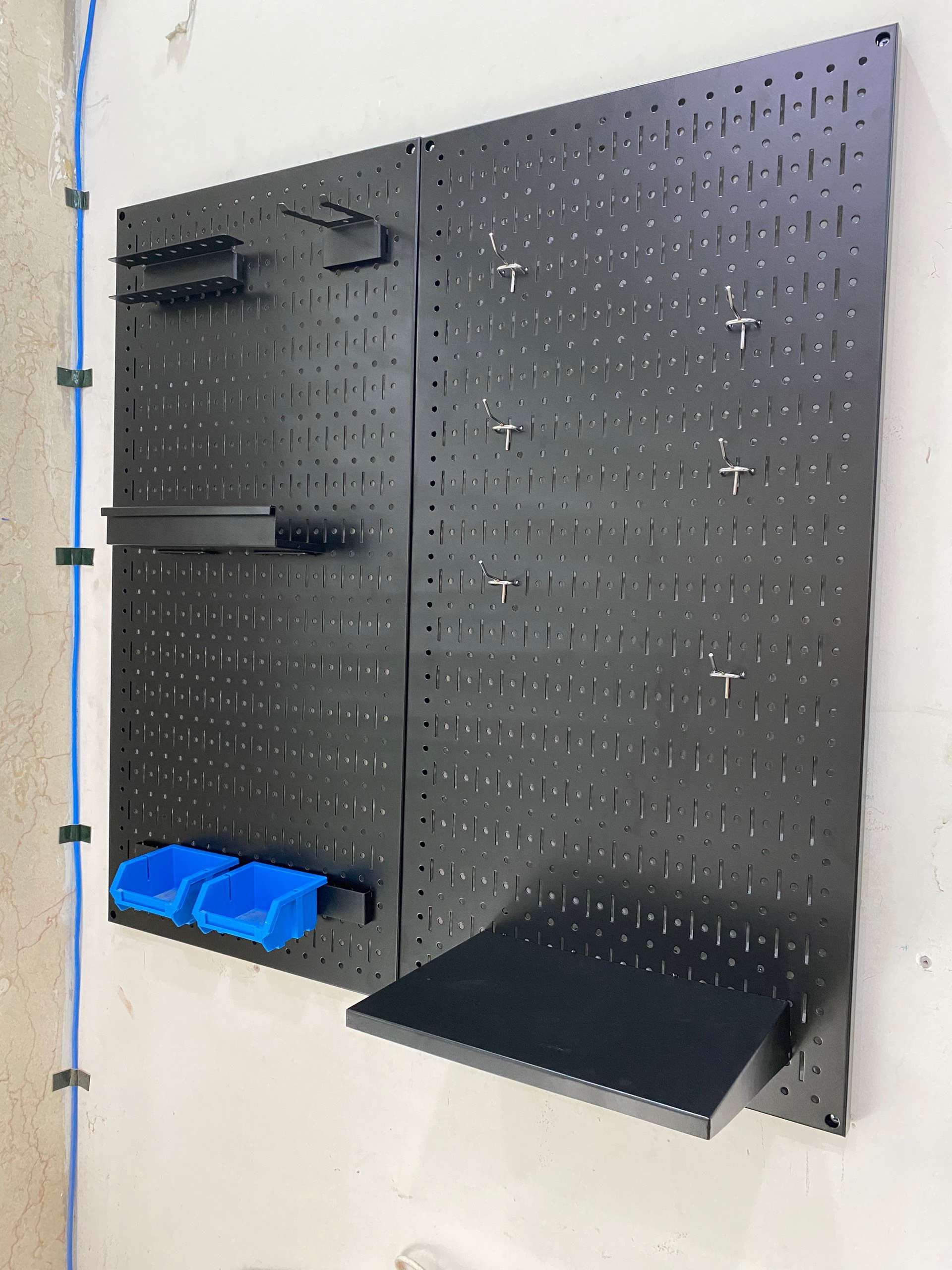 Tấm lưới đôi pegboard treo dọc màu đen kèm phụ kiện treo