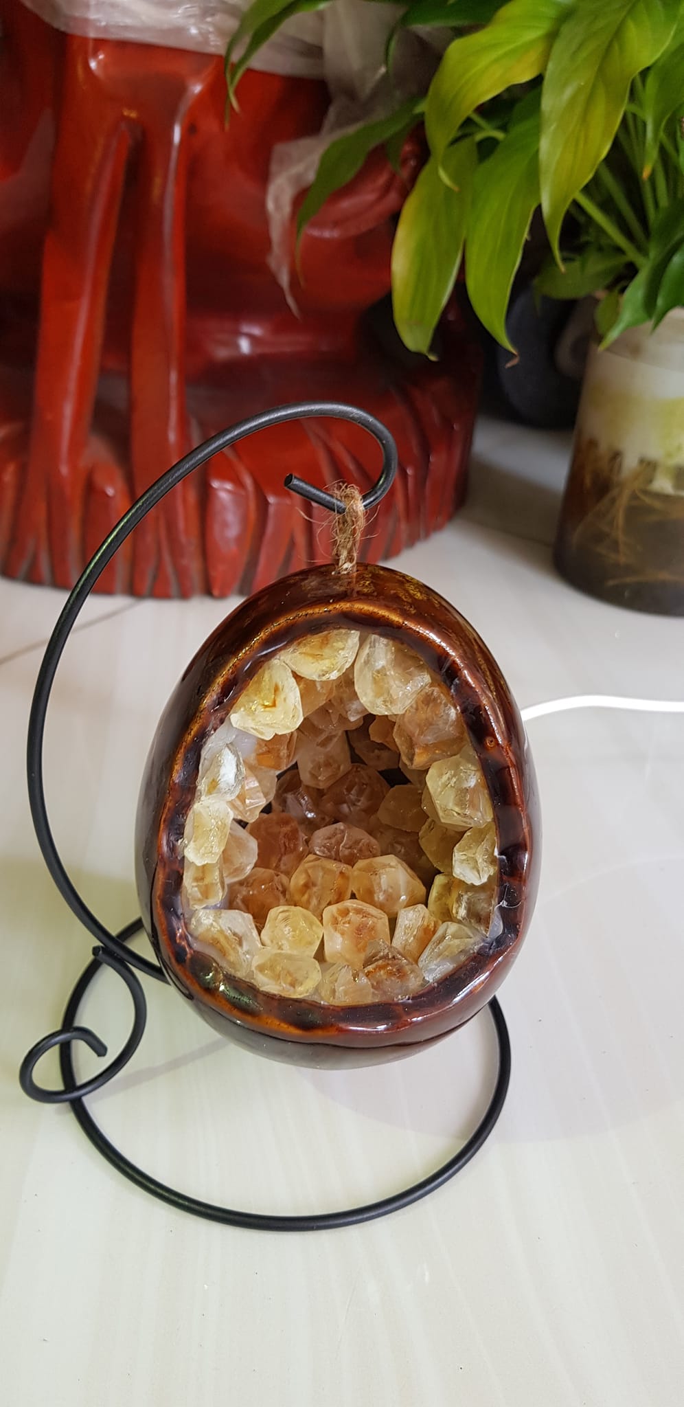 Miếng thạch anh Vàng tự nhiên hốc sâu có đế kiểu có đèn điện công dụng hút tài lộc cả chân Cao 16cm đk 12cm miếng Vàng cao 10cm đk 8cm Anh Chị để bàn trang trí nhà bàn thờ Thần Tài và treo trong phòng làm đèn ngủ may mắn màu Vàng Anh thật sự rất tốt đẹp ạ